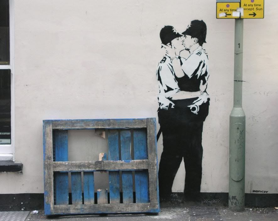 banksy_kissingcoppers3