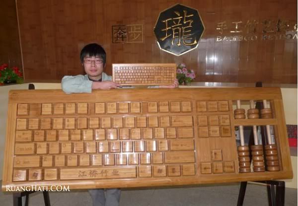 Biggest Computer Keyboard In The World
