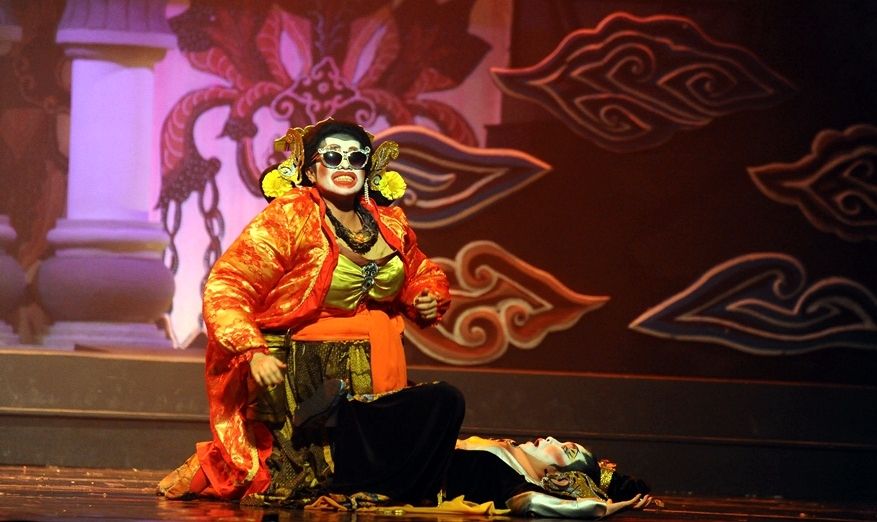 Akting memikat aktris Teater Koma dalam pertunjukan berjudul Republik Cangik