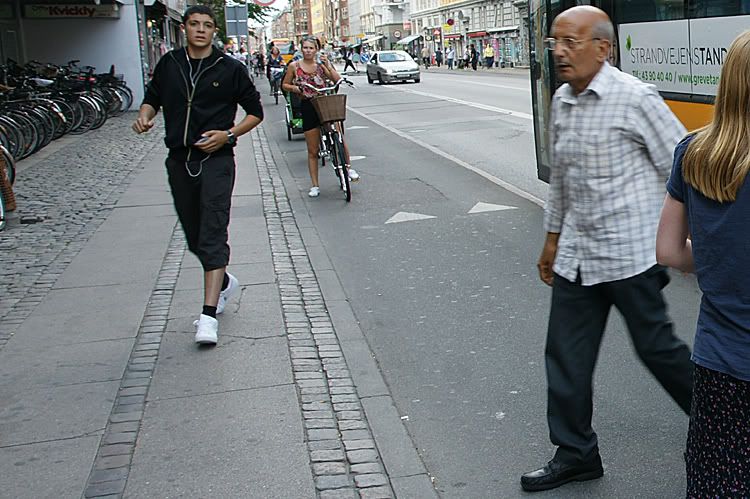 Cyclists-yield-to-bus-users-Copenhagen.jpg