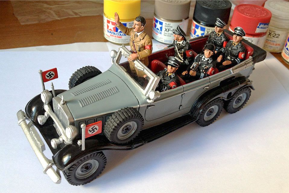 HitlerParadeCar.jpg