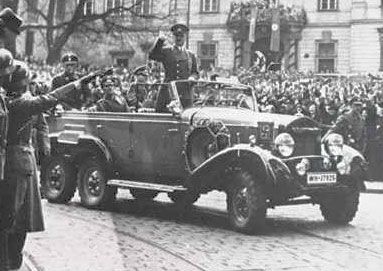 hitlerinparisstaffcar.jpg